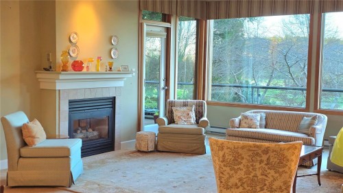 108-5329 Cordova Bay Rd, Saanich, BC - Indoor Photo Showing Living Room With Fireplace