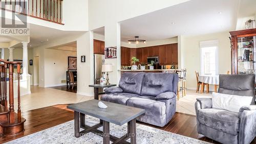 79 Sovereign'S Gate, Barrie, ON - Indoor Photo Showing Living Room