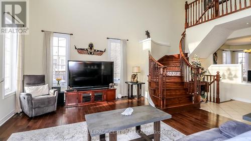 79 Sovereign'S Gate, Barrie, ON - Indoor Photo Showing Living Room