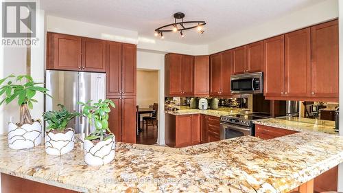 79 Sovereign'S Gate, Barrie, ON - Indoor Photo Showing Kitchen