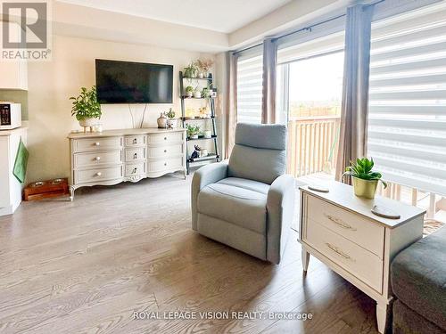 74 Caspian Square, Clarington, ON - Indoor Photo Showing Living Room