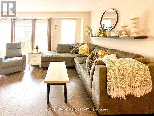 74 Caspian Square, Clarington, ON - Indoor Photo Showing Living Room