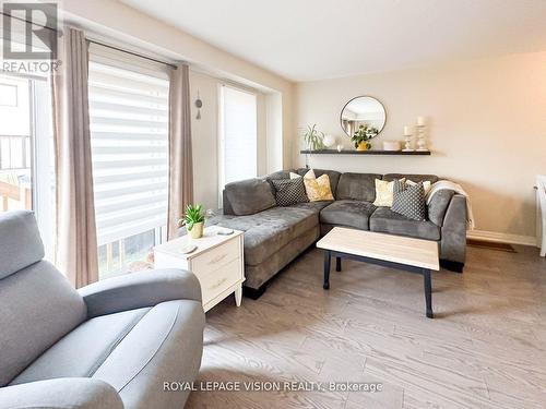 74 Caspian Square, Clarington, ON - Indoor Photo Showing Living Room