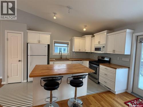 130 2Nd Avenue Se, Eston, SK - Indoor Photo Showing Kitchen