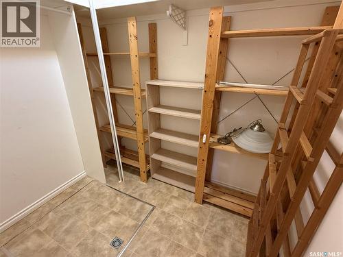 130 2Nd Avenue Se, Eston, SK - Indoor Photo Showing Laundry Room