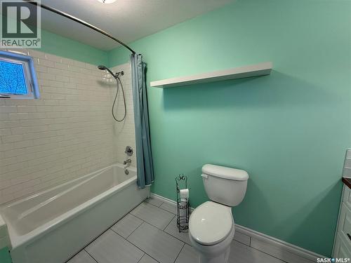 130 2Nd Avenue Se, Eston, SK - Indoor Photo Showing Bathroom