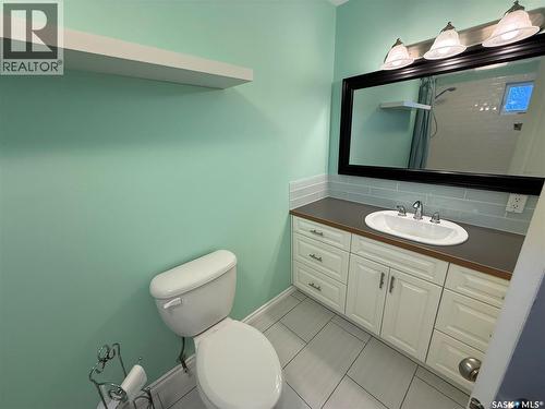 130 2Nd Avenue Se, Eston, SK - Indoor Photo Showing Bathroom