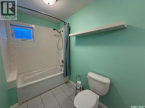 130 2Nd Avenue Se, Eston, SK - Indoor Photo Showing Bathroom