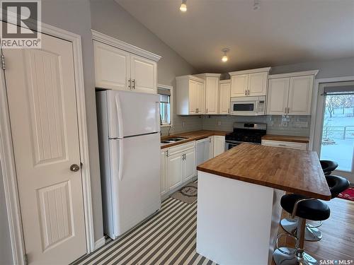 130 2Nd Avenue Se, Eston, SK - Indoor Photo Showing Kitchen