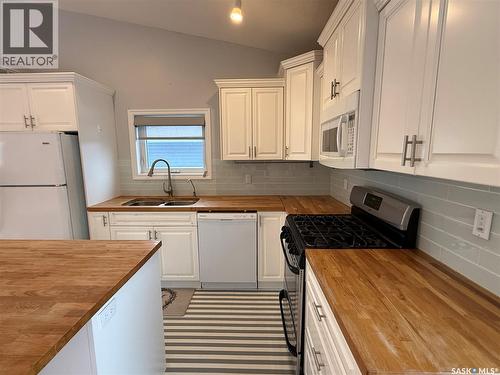 130 2Nd Avenue Se, Eston, SK - Indoor Photo Showing Kitchen With Double Sink
