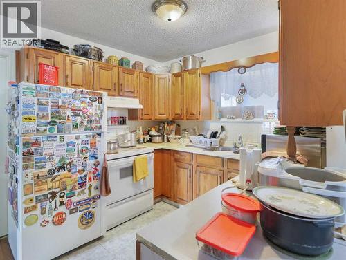 906 Main Street, Canmore, AB - Indoor Photo Showing Kitchen