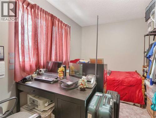 906 Main Street, Canmore, AB - Indoor Photo Showing Bedroom