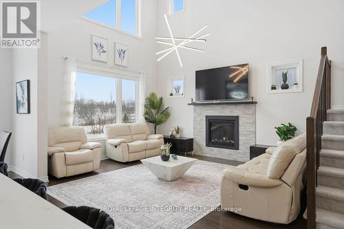 605 Enclave Lane, Clarence-Rockland, ON - Indoor Photo Showing Living Room With Fireplace