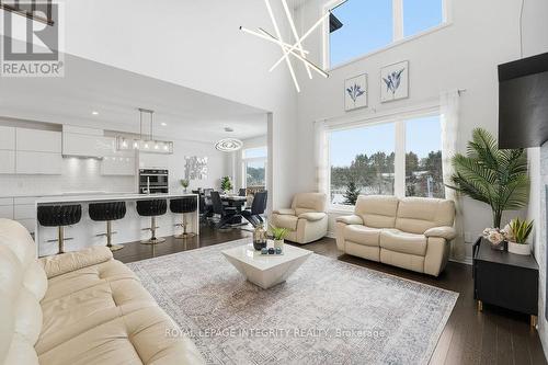 605 Enclave Lane, Clarence-Rockland, ON - Indoor Photo Showing Living Room