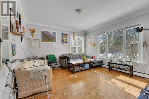 31 Beverley Street, Kingston (Central City East), ON - Indoor Photo Showing Living Room