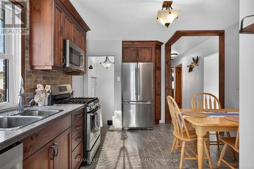 260 Bellevue Street, Peterborough (Northcrest Ward 5), ON - Indoor Photo Showing Kitchen With Double Sink