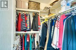 Bonus spacious walk/in closet ... - 