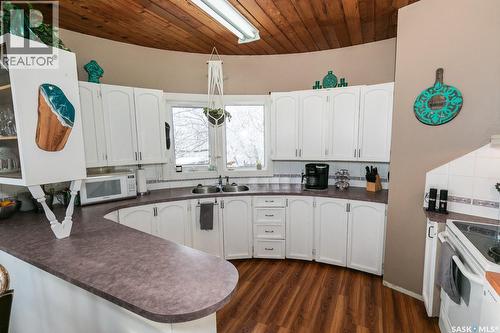 335 Yukon Avenue, Kerrobert, SK - Indoor Photo Showing Kitchen With Double Sink