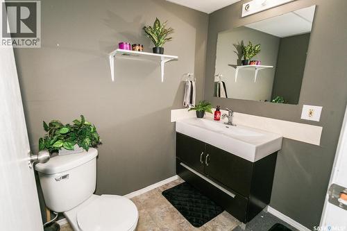 335 Yukon Avenue, Kerrobert, SK - Indoor Photo Showing Bathroom