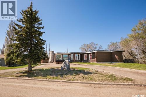 335 Yukon Avenue, Kerrobert, SK - Outdoor