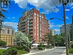 303 - 1 DEER PARK CRESCENT  Toronto, ON M4V 3C4