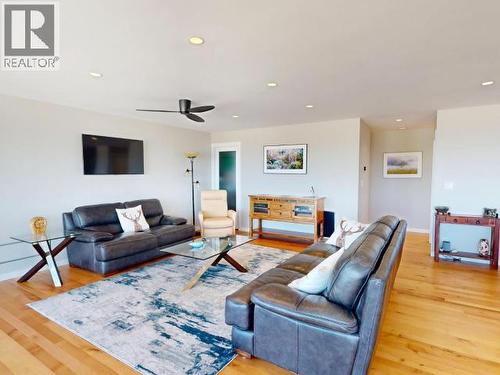 3784 Trail Place, Powell River, BC - Indoor Photo Showing Living Room