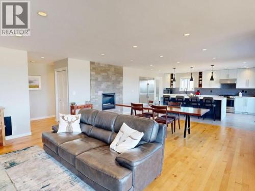 3784 Trail Place, Powell River, BC - Indoor Photo Showing Living Room With Fireplace