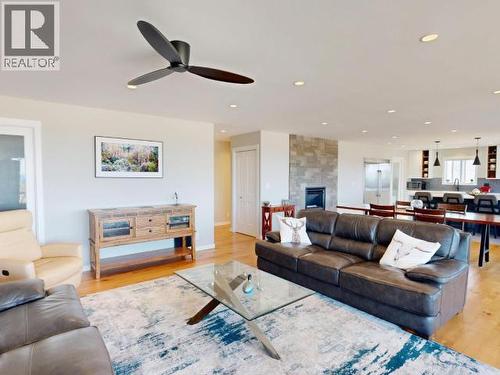 3784 Trail Place, Powell River, BC - Indoor Photo Showing Living Room