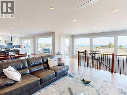 3784 Trail Place, Powell River, BC - Indoor Photo Showing Living Room