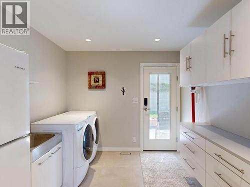 3784 Trail Place, Powell River, BC - Indoor Photo Showing Laundry Room