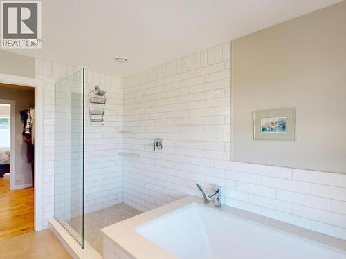 3784 Trail Place, Powell River, BC - Indoor Photo Showing Bathroom