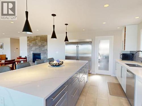 3784 Trail Place, Powell River, BC - Indoor Photo Showing Kitchen With Double Sink With Upgraded Kitchen