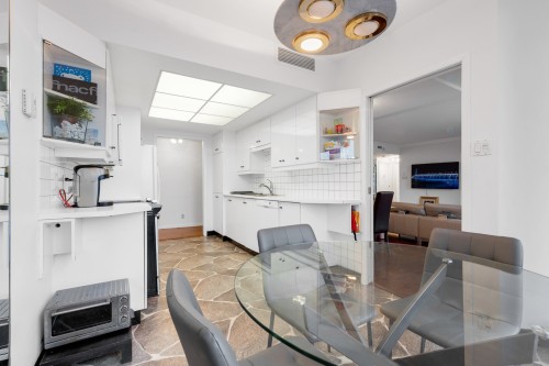 Dinette - 305-6500 Ch. Mackle, Côte-Saint-Luc, QC - Indoor Photo Showing Dining Room