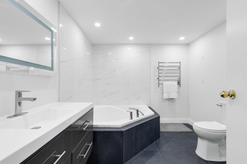 Bathroom - 305-6500 Ch. Mackle, Côte-Saint-Luc, QC - Indoor Photo Showing Bathroom