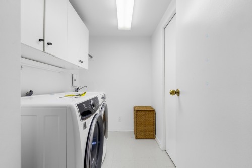 Library - 305-6500 Ch. Mackle, Côte-Saint-Luc, QC - Indoor Photo Showing Laundry Room