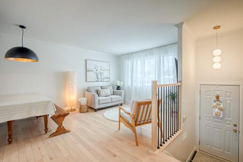 Salon - 24 Place Lévis, Saint-Bruno-De-Montarville, QC - Indoor