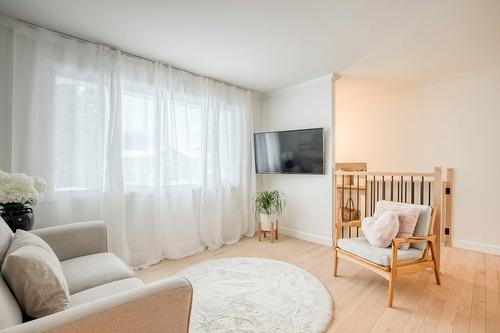 Salon - 24 Place Lévis, Saint-Bruno-De-Montarville, QC - Indoor