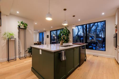 Cuisine - 21 Rue Lafontaine, Chambly, QC - Indoor Photo Showing Kitchen With Double Sink