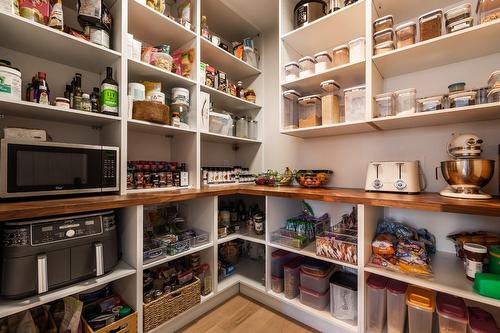 Penderie (Walk-in) - 21 Rue Lafontaine, Chambly, QC - Indoor With Storage