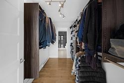 Walk-in closet - 