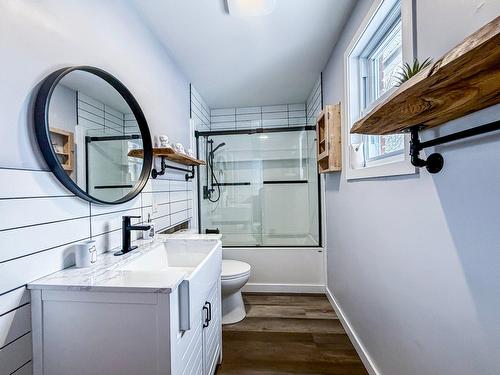 Salon - 392 Rue St-Paul, Brownsburg-Chatham, QC - Indoor