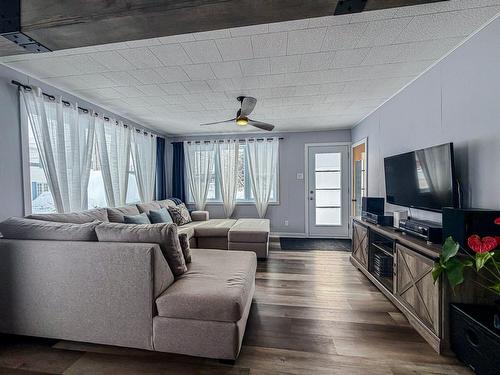 Salon - 392 Rue St-Paul, Brownsburg-Chatham, QC - Indoor Photo Showing Living Room
