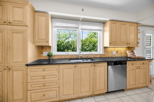 128 Oneida Boulevard, Hamilton, ON - Indoor Photo Showing Kitchen With Double Sink