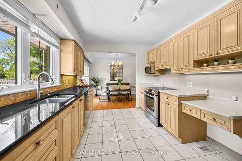 128 Oneida Boulevard, Hamilton, ON - Indoor Photo Showing Kitchen With Double Sink