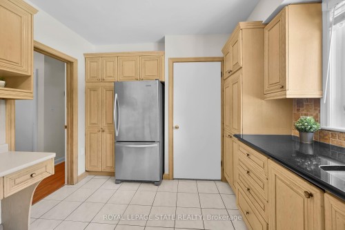 128 Oneida Boulevard, Hamilton, ON - Indoor Photo Showing Kitchen