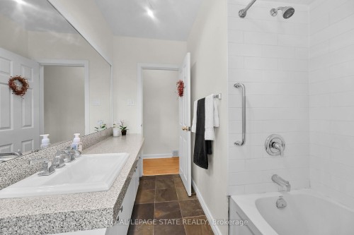 128 Oneida Boulevard, Hamilton, ON - Indoor Photo Showing Bathroom
