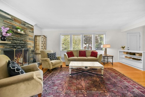 128 Oneida Boulevard, Hamilton, ON - Indoor Photo Showing Living Room With Fireplace