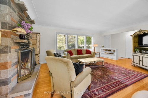 128 Oneida Boulevard, Hamilton, ON - Indoor Photo Showing Living Room With Fireplace