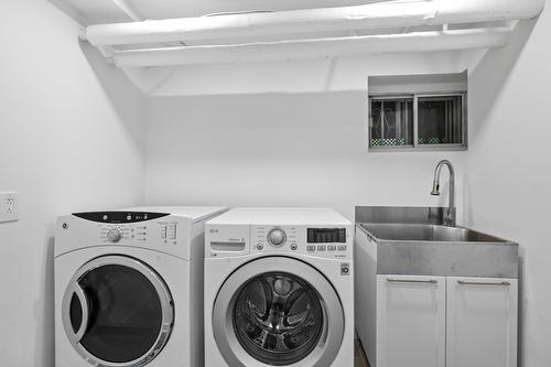 Salle de lavage - 1743  - 1745 Ch. Canora, Mont-Royal, QC - Indoor Photo Showing Laundry Room