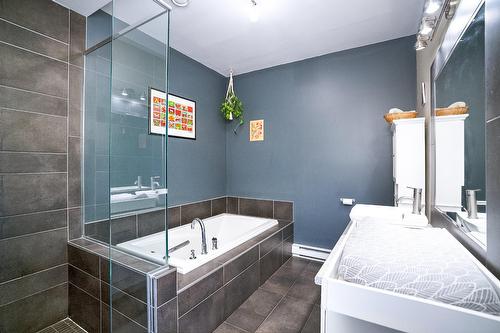 Salle de bains - 7595 Rue St-André, Montréal (Villeray/Saint-Michel/Parc-Extension), QC - Indoor Photo Showing Bathroom